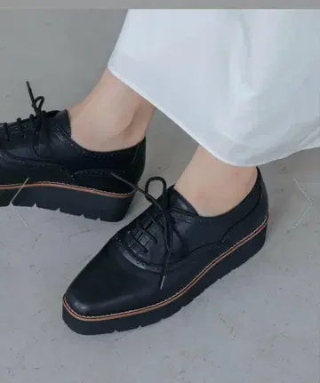 경량 메달리온 레이스업 슈즈