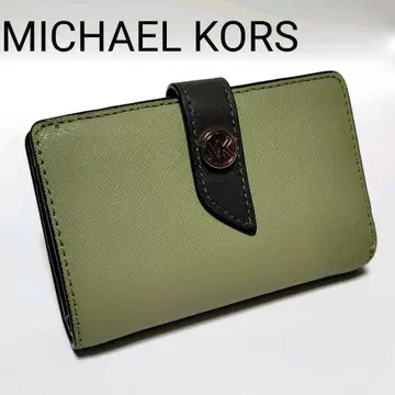 새상품급 마이클코어스 접이식 지갑 라임 그린 가죽 스트랩 MK 로고