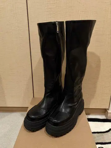 SLY 슬라이 블랙 통굽 롱 부츠