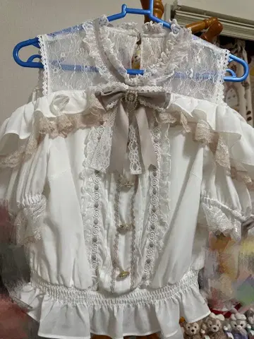 LIZLISA 오픈 숄더 프릴 블라우스