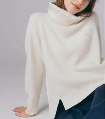 라코스테 미들 게이지 터틀넥 니트 스웨터 화이트