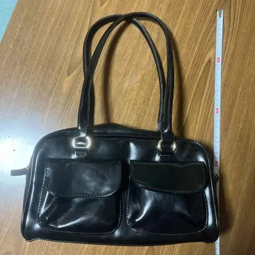 블랙 숄더백 외 포켓 부착
