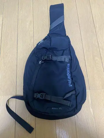 [ 새상품급 확인 필요 ] Patagonia Atom 8L 슬링백 블랙