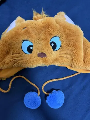 고양이 캐릭터 모자 귀 포함 폼폼 포함