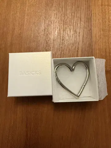 BASICS HEART CARABINER