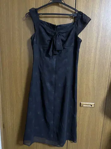 오프숄더 블랙 드레스