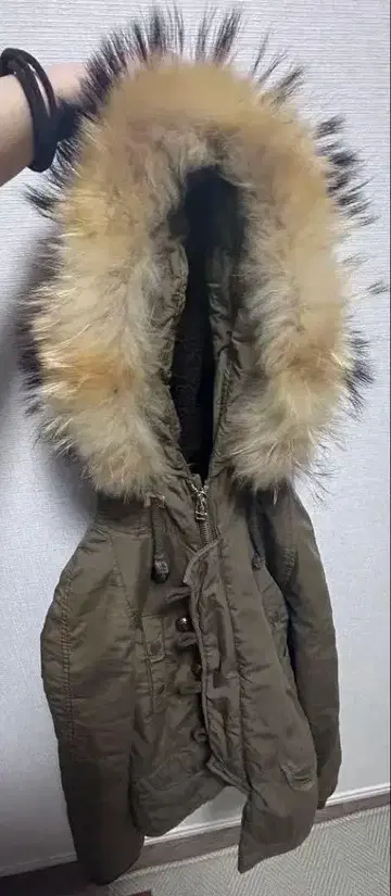 올리브색 퍼 달린 모즈 코트