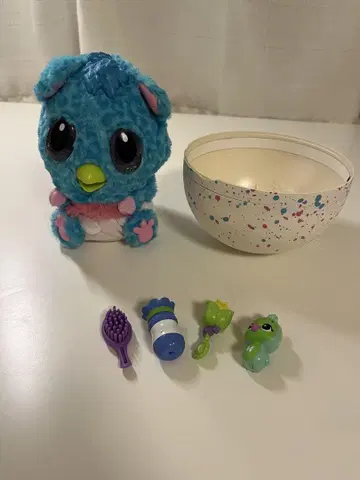봉제 인형과 완구 세트