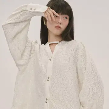 화이트 꽃무늬 긴팔 셔츠