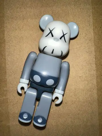 베어브릭 100% KAWS COMPANION 오리지널 페이크