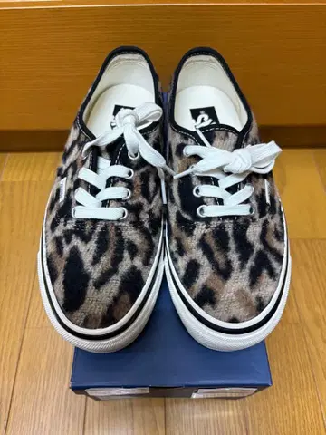 VANS 오센틱 44 레오파드 스니커즈 새상품 23.5cm