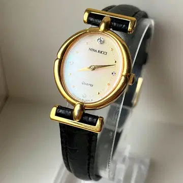 NINA RICCI 쉘 다이얼 보석 장식 쿼츠 손목시계 골드/블랙