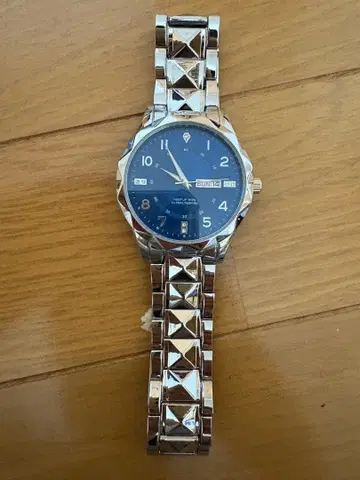 SEIKO 스터드 디자인 손목시계