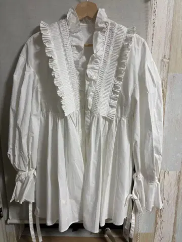 SNIDEL 핀턱 프릴 튜닉 블라우스