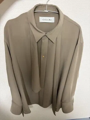 CULLNI 베이지 긴팔 셔츠 리본 포함