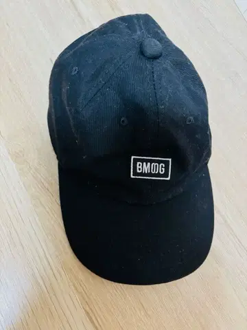 BMSG 블랙 캡 금속 백 스트랩