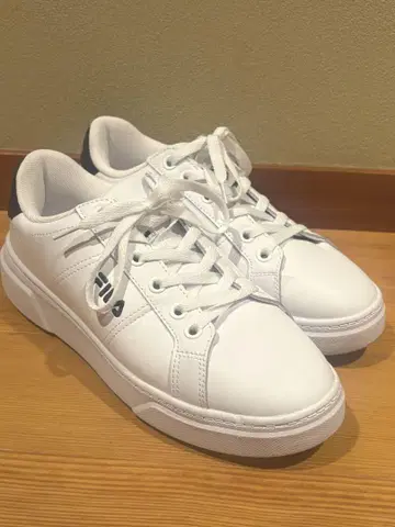 FILA 화이트 스니커즈