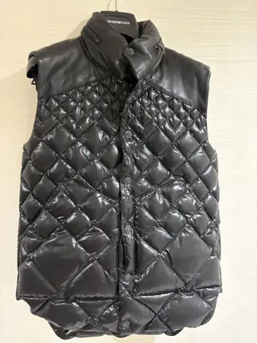 EMPORIO ARMANI 블랙 퀼팅 베스트