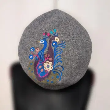 [ 새상품급 ] ANNA SUI 공작 패턴 자수 베레모 그레이