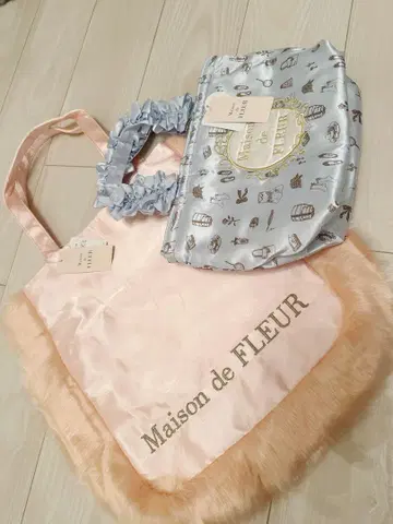 미사용 새상품 Maison de FLEUR 퍼 토트 블루 프릴 2세트