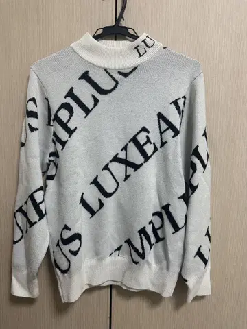 LUXEAKMPLUS 로고 스웨터 화이트