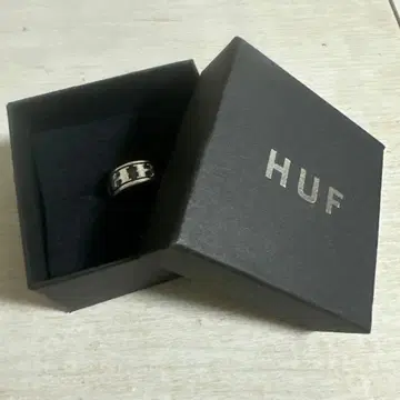 HUF 로고 반지