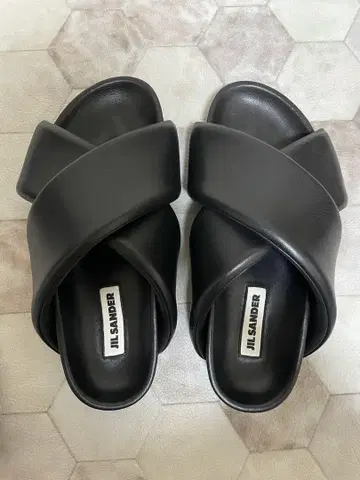JIL SANDER 새상품급 크로스 스트랩 블랙 샌들