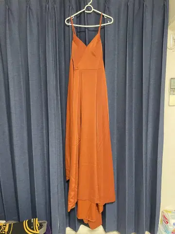 오렌지 리본 포함 V넥 롱 드레스