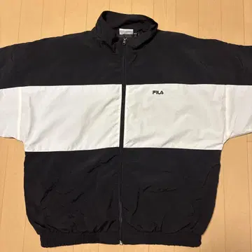 [FILA] 원 포인트 로고 자수 절개 나일론 자켓 블랙/화이트