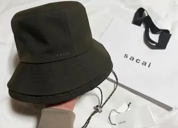 sacai 올리브 그린 버킷햇