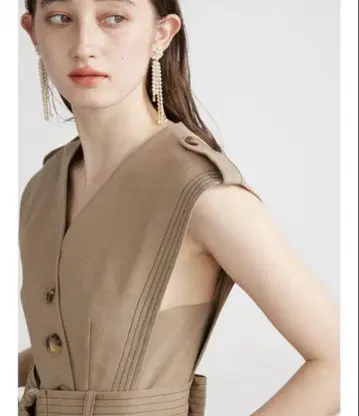 릴리 브라운 벨트 포함 스티치 원피스