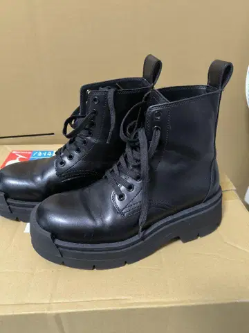 ZARA 레이스업 통굽 트랙 밑창 플랫폼 부츠 25cm