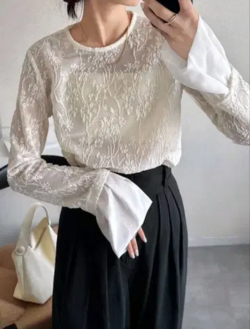 아이보리 레이스 플레어 소매 상의