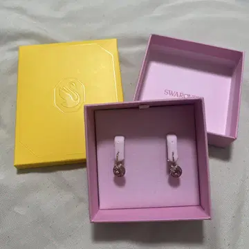 [ 새상품급 ] 가격 인하!! SWAROVSKI 핑크 후프 귀걸이
