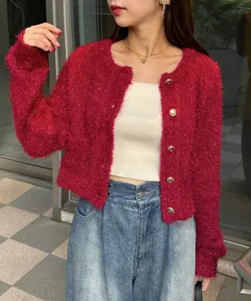 퍼지 소재 빨간색 버튼 가디건