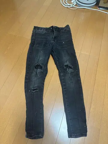 RGTG 데미지 가공 블랙 데님 팬츠