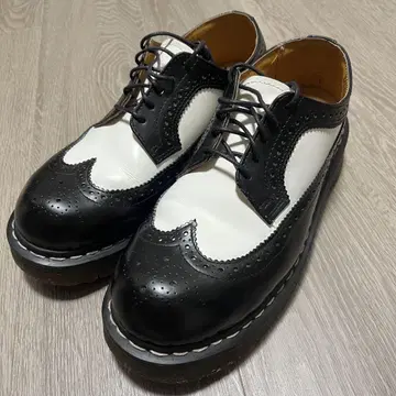 닥터마틴 Dr.Martens 윙팁 화이트 블랙 UK7 로퍼