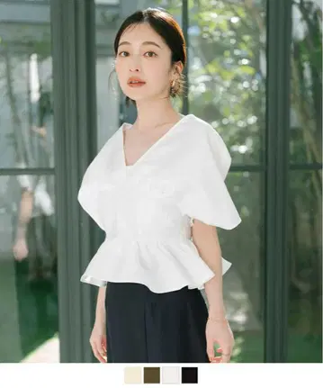 [ 미사용 새상품 ] urs 딥 V넥 크롭 프릴 상의 화이트