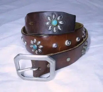 W32 HTC 터콰이즈 플라워 스터드 가죽 벨트 브라운