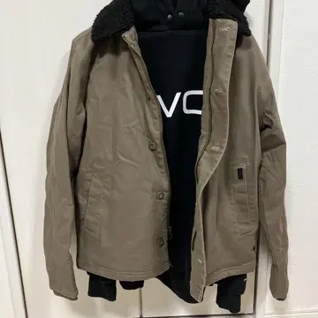 RVCA 카키 밀리터리 자켓과 후드티
