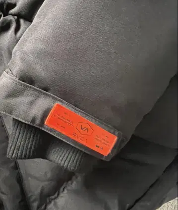 RVCA 블랙 다운 자켓 후드 부착