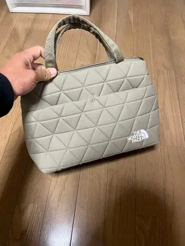 THE NORTH FACE 퀼팅 토트백 베이지