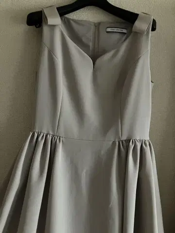 폭시 뉴욕 하트 쉐이프 어깨 리본 개더 플레어 원피스