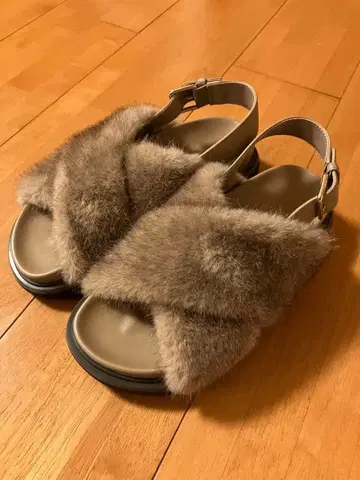 이번 시즌 신상 실내 시착만 아틀리에 블루쥬 퍼 크로스 샌들