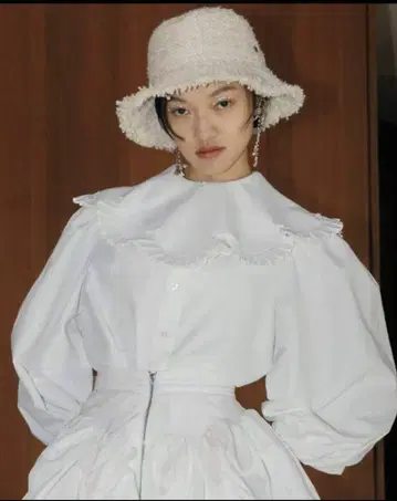 Bibiy. FRANCESCA BLOUSE 옷깃이 특징적인 화이트 셔츠