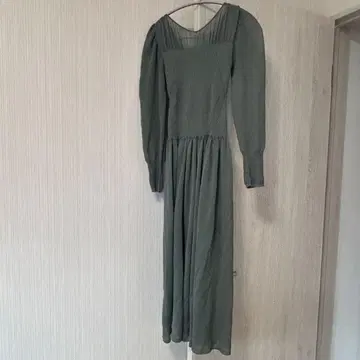 올리브 그린 긴팔 미디 드레스