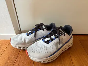 On 클라우드 몬스터 러닝화 26.5cm 화이트