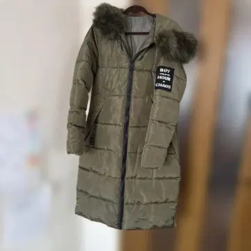 퍼 달린 올리브색 다운 자켓