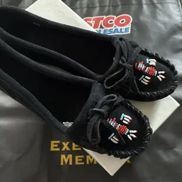 MINNETONKA 블랙 비즈 자수 모카신