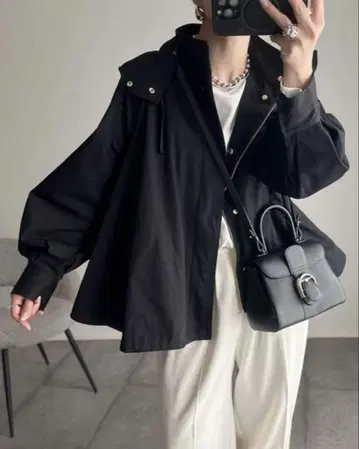 엠마 테일러 Emma Taylor 플레어 마운틴 후드티 블랙